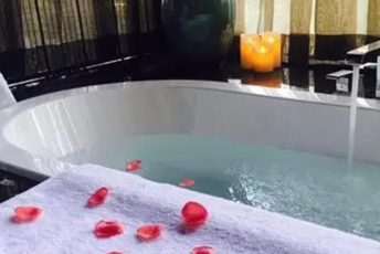 武汉武昌水疗池中的失重冥想：当身体学会漂浮